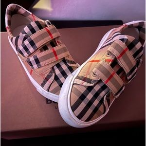 Like new in very great condition Boys size 29